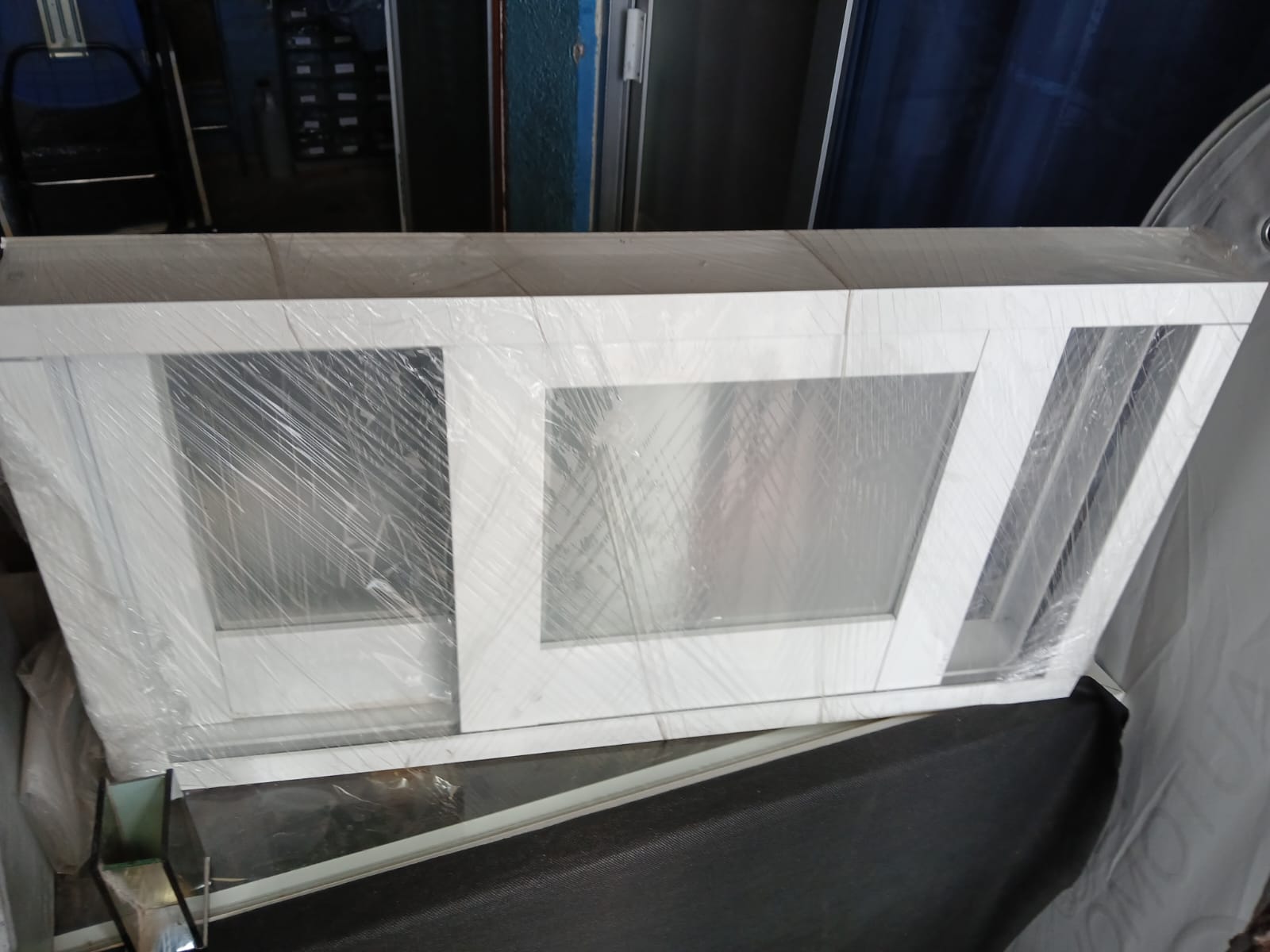 Ventana de aluminio abatible